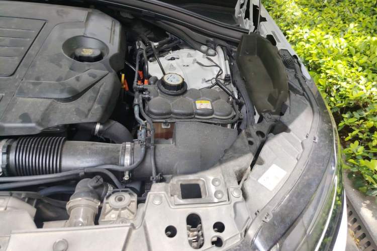 Used Land Rover Range Velar 2022 250 PS Engine Bay Left