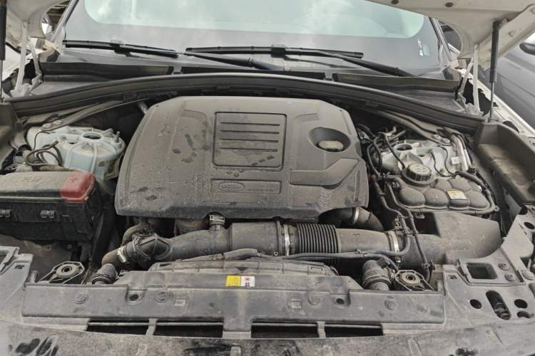 Used Land Rover Range Velar 2022 250 PS Engine Bay