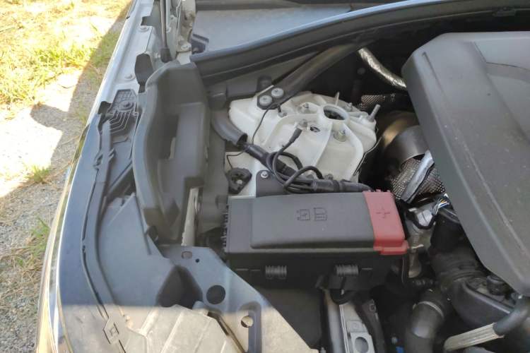 Used Land Rover Range Velar 2022 250 PS Engine Bay Right