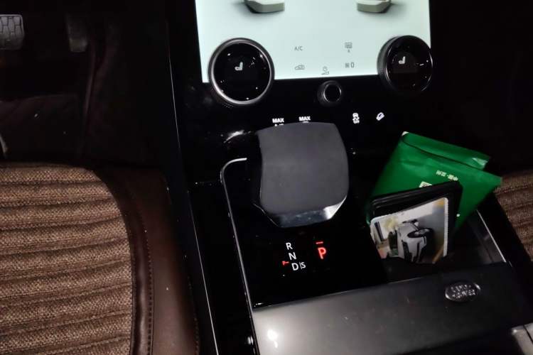 Used Land Rover Range Velar 2022 250 PS Gear Lever