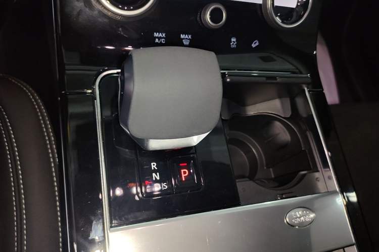 Used Land Rover Range Velar 2022 250 PS Gear Lever