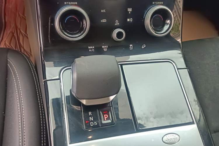Used Land Rover Range Velar 2022 250 PS Gear Lever