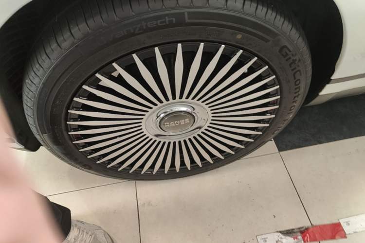 Used Land Rover Range Velar 2022 250 PS Left Front Wheel Hub
