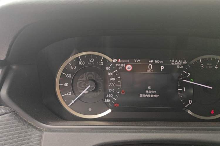 Used Land Rover Range Velar 2022 250 PS Odometer Close Up