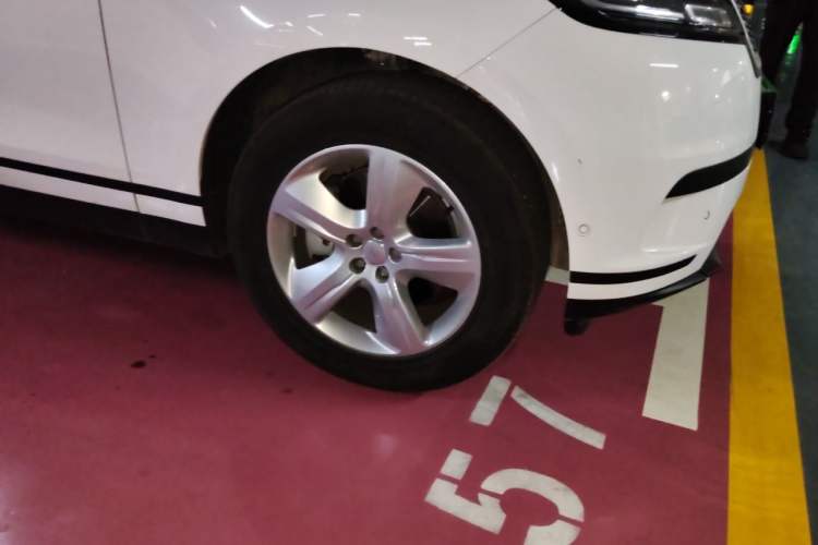 Used Land Rover Range Velar 2022 250 PS Right Front Wheel Hub