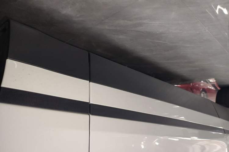 Used Land Rover Range Velar 2022 250 PS Right Side Sill