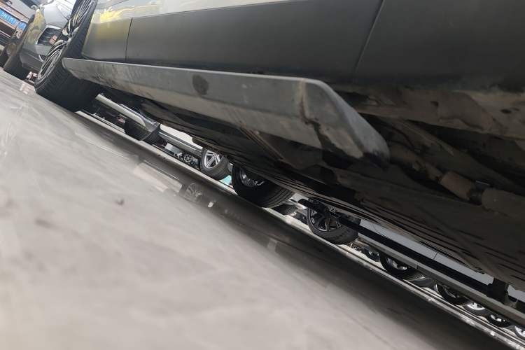 Used Land Rover Range Velar 2022 250 PS Right Side Sill