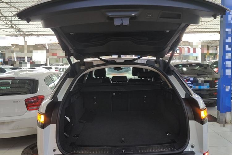 Used Land Rover Range Velar 2022 250 PS Trunk