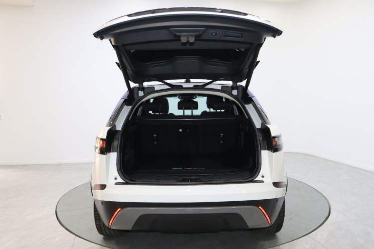 Used Land Rover Range Velar 2022 250 PS Trunk