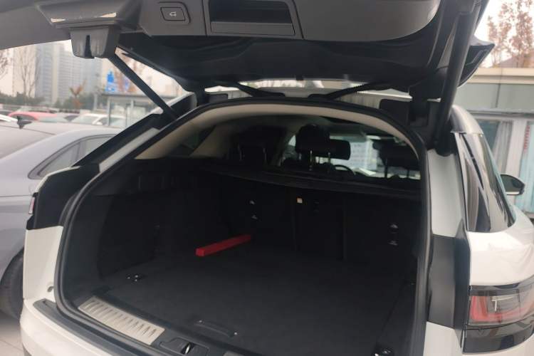 Used Land Rover Range Velar 2022 250 PS Trunk
