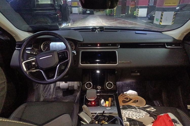 Used Land Rover Range Velar 2023 250 PS Center Console