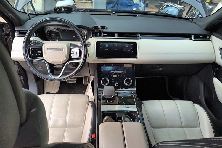 Used Land Rover Range Velar 2023 250 PS Ebony Black Limited Edition Center Console