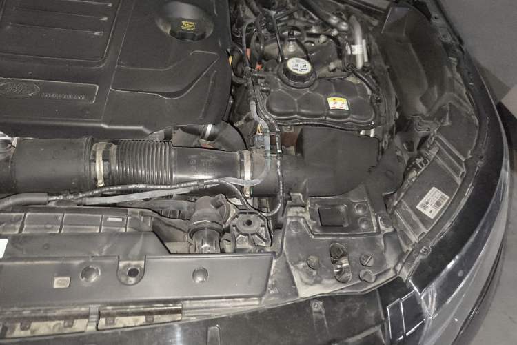 Used Land Rover Range Velar 2023 250 PS Ebony Black Limited Edition Engine Bay Left