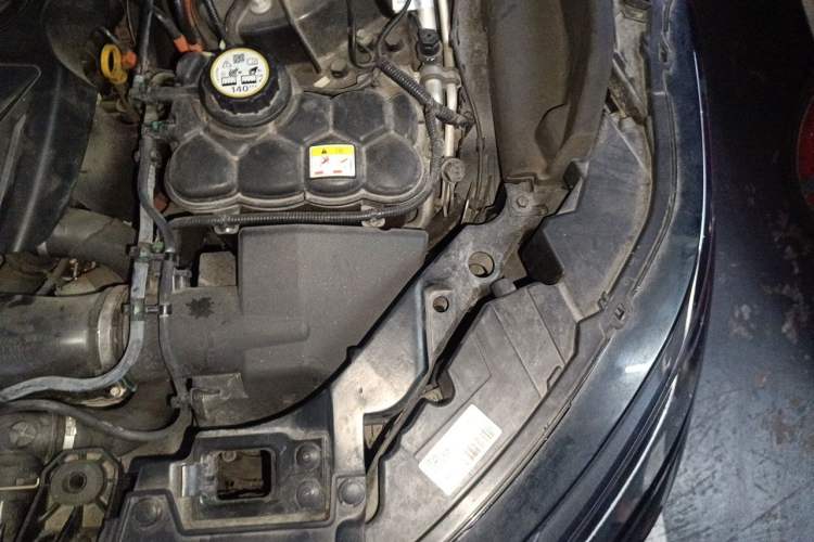Used Land Rover Range Velar 2023 250 PS Engine Bay Left