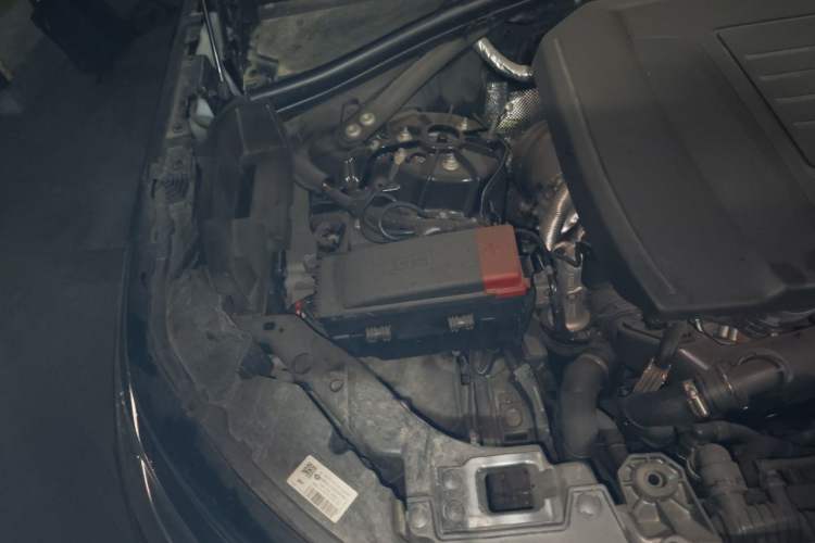 Used Land Rover Range Velar 2023 250 PS Engine Bay Right