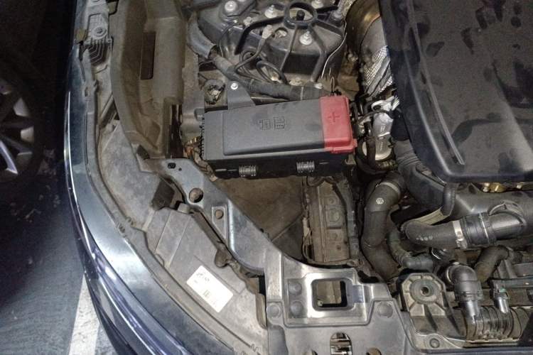 Used Land Rover Range Velar 2023 250 PS Engine Bay Right