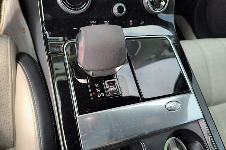 Used Land Rover Range Velar 2023 250 PS Ebony Black Limited Edition Gear Lever