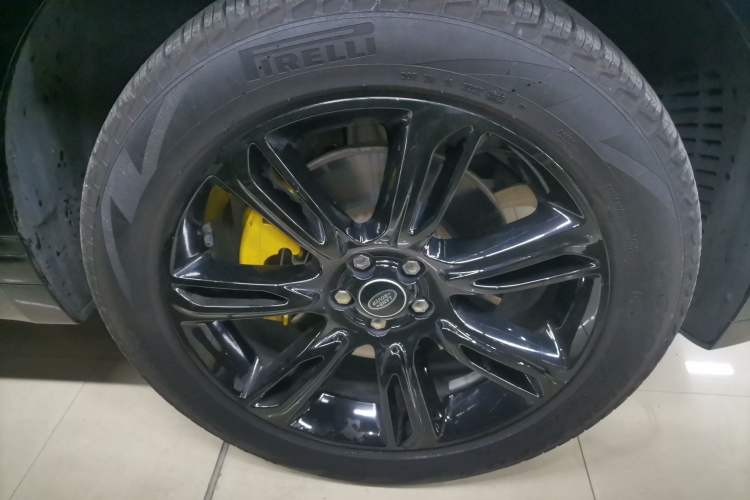Used Land Rover Range Velar 2023 250 PS Ebony Black Limited Edition Left Front Wheel Hub