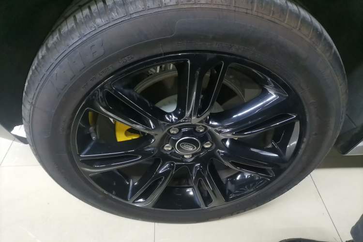 Used Land Rover Range Velar 2023 250 PS Ebony Black Limited Edition Right Rear Wheel Hub