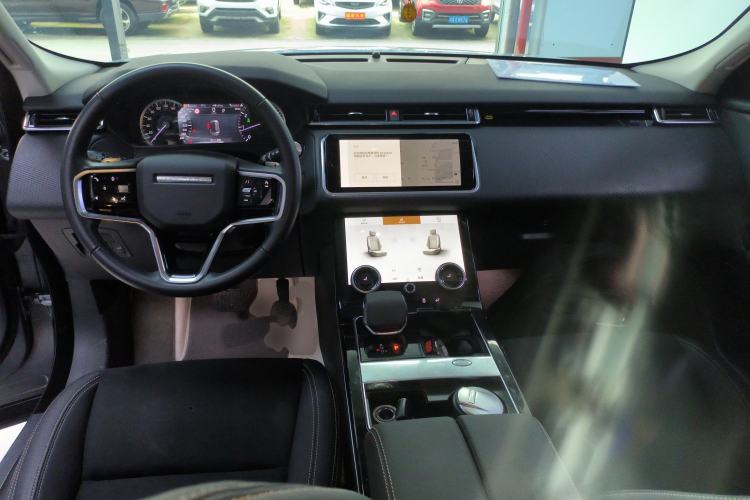 Used Land Rover Range Velar 2023 250 PS Center Console
