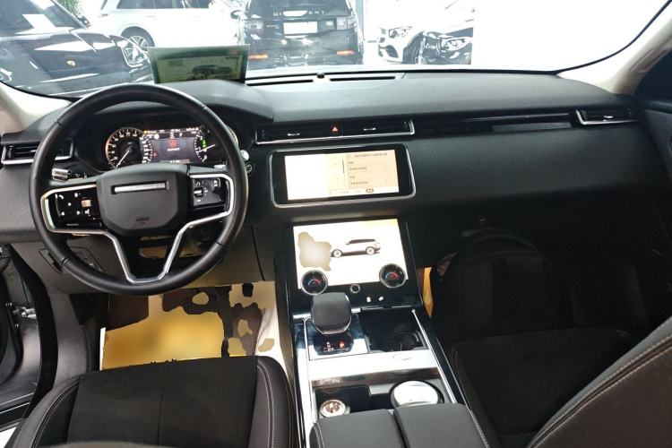 Used Land Rover Range Velar 2023 250 PS Center Console