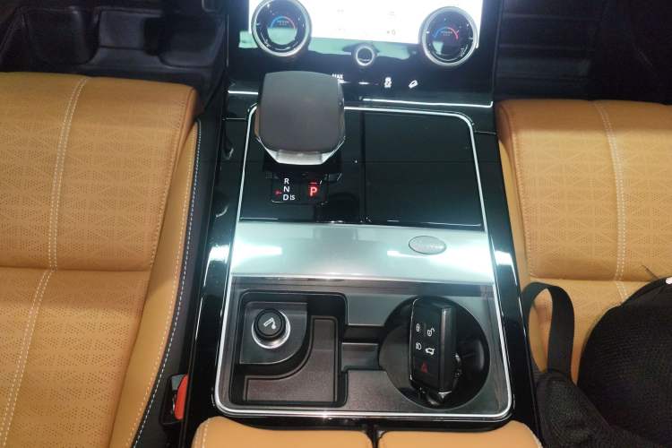 Used Land Rover Range Velar 2023 250 PS Ebony Black Limited Edition Gear Lever