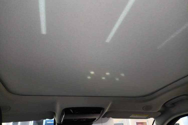 Used Land Rover Range Velar 2023 250 PS Headliner