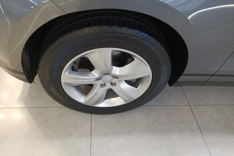 Used Land Rover Range Velar 2023 250 PS Left Front Wheel Hub