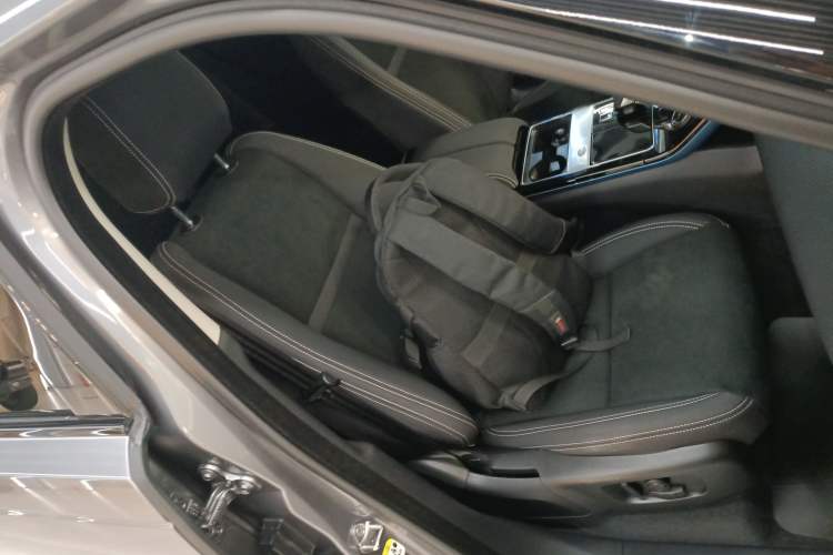Used Land Rover Range Velar 2023 250 PS Right Front Seat