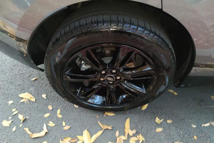 Used Land Rover Range Velar 2023 250 PS Ebony Black Limited Edition Right Rear Wheel Hub