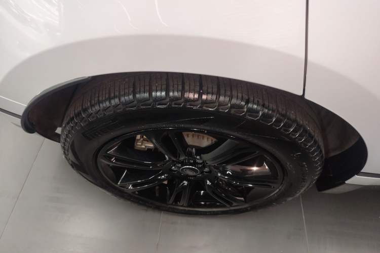 Used Land Rover Range Velar 2023 250 PS Ebony Black Limited Edition Right Rear Wheel Hub