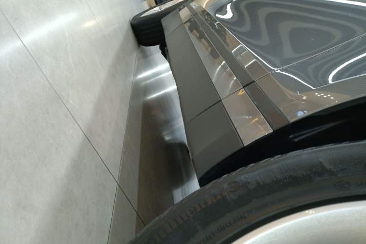 Used Land Rover Range Velar 2023 250 PS Right Side Sill