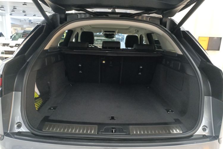 Used Land Rover Range Velar 2023 250 PS Trunk