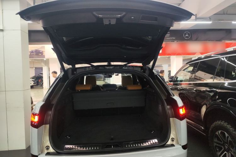 Used Land Rover Range Velar 2023 250 PS Ebony Black Limited Edition Trunk