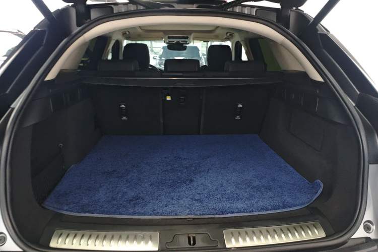 Used Land Rover Range Velar 2023 250 PS Trunk