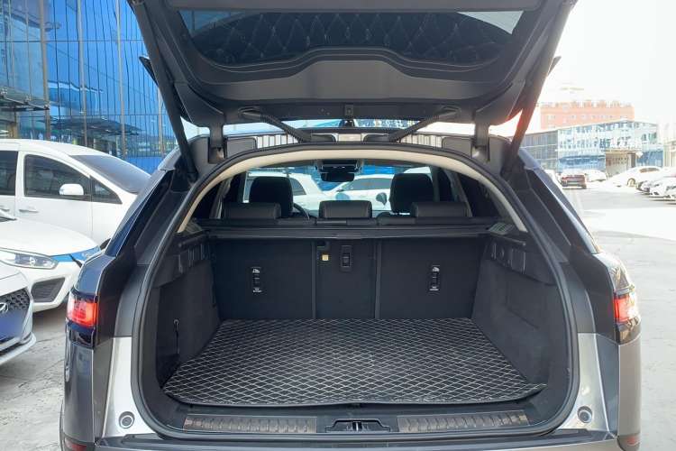 Used Land Rover Range Velar 2023 250 PS Trunk