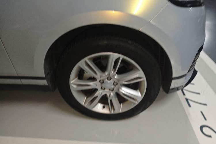 Used Land Rover Range Velar 2023 250 PS Ebony Black Limited Edition Right Front Wheel Hub