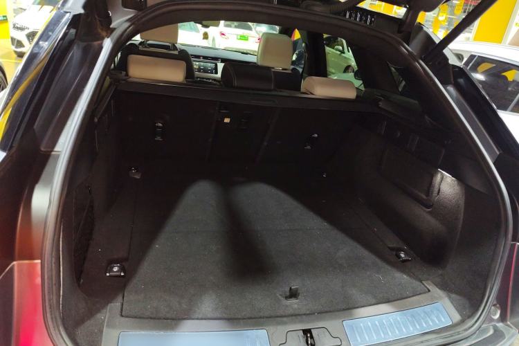 Used Land Rover Range Velar 2023 250 PS Ebony Black Limited Edition Trunk