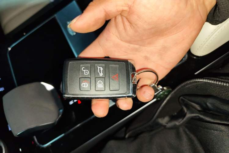 Used Land Rover Range Velar 2023 250 PS Ebony Black Limited Edition Vehicle Key