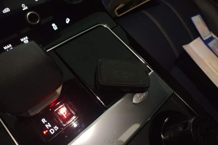 Used Land Rover Range Velar 2023 250 PS Ebony Black Limited Edition Vehicle Key