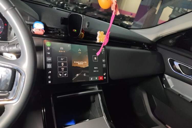Used Land Rover Range Velar 2023 250 PS Audio And AC Panel
