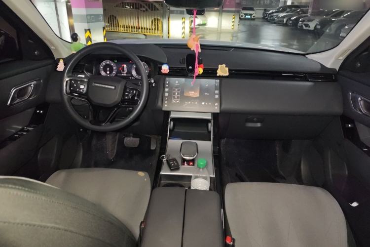 Used Land Rover Range Velar 2023 250 PS Center Console