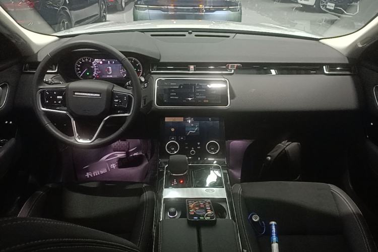 Used Land Rover Range Velar 2023 250 PS Center Console
