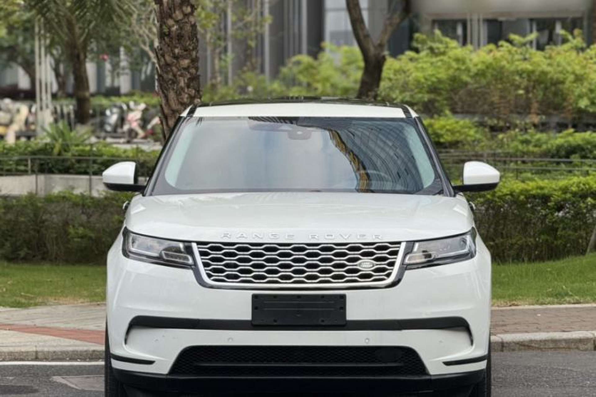 Used Land Rover Range Velar 2023 250 PS Exterior 2
