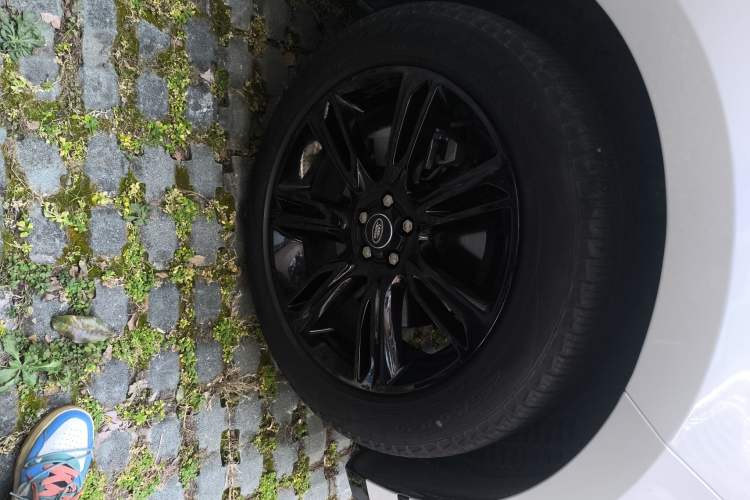 Used Land Rover Range Velar 2023 250 PS Ebony Black Limited Edition Right Front Wheel Hub