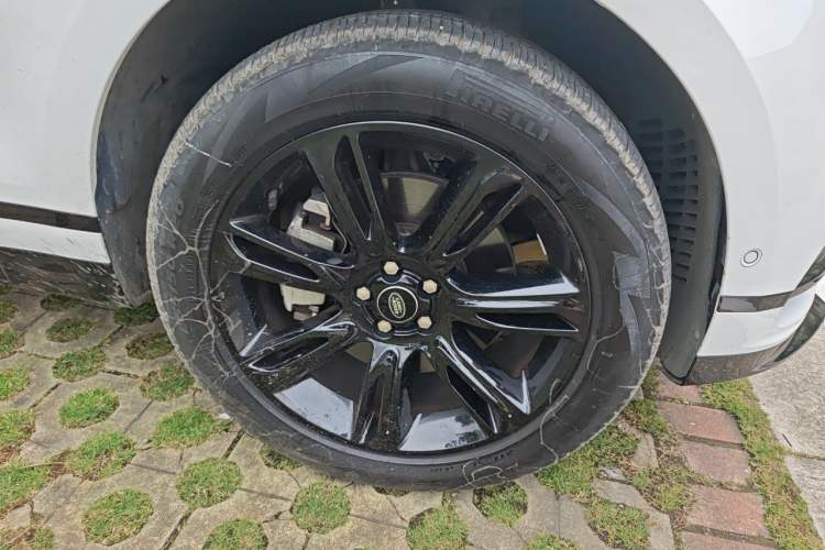 Used Land Rover Range Velar 2023 250 PS Ebony Black Limited Edition Right Front Wheel Hub