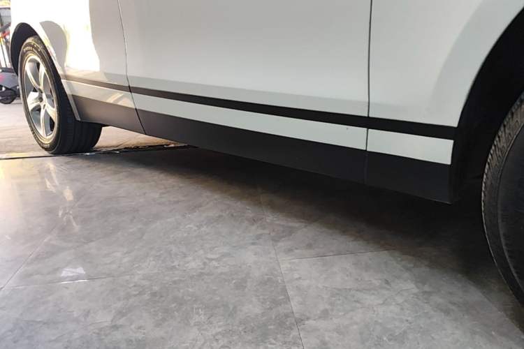 Used Land Rover Range Velar 2023 250 PS Right Side Sill