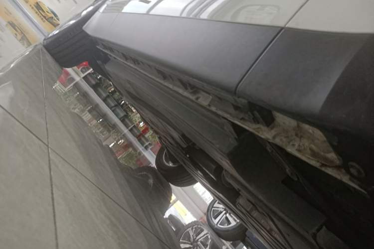 Used Land Rover Range Velar 2023 250 PS Right Side Sill