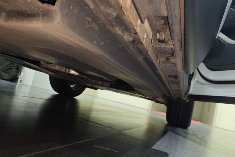 Used Land Rover Range Velar 2023 250 PS Right Side Sill