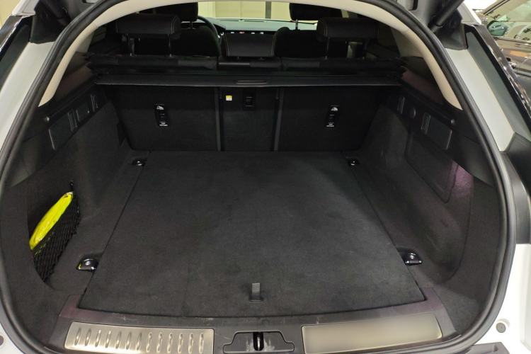 Used Land Rover Range Velar 2023 250 PS Trunk